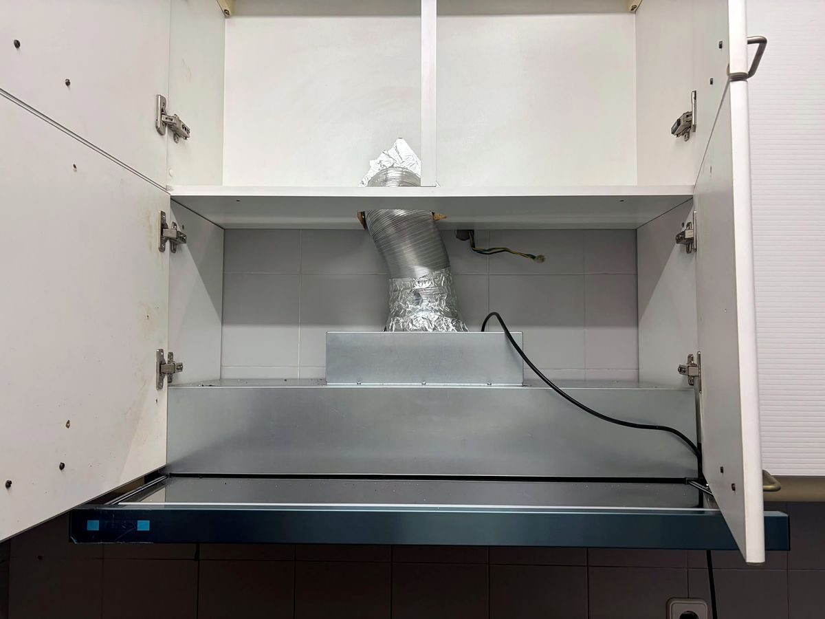 Armário de cozinha à medida adaptado à conduta do exaustor