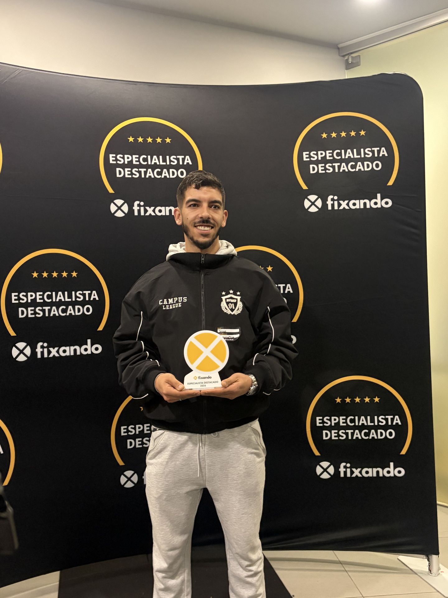 Diogo Bizarro, fundador da Dizarro, com o galardão de Especialista Destacado da Fixando