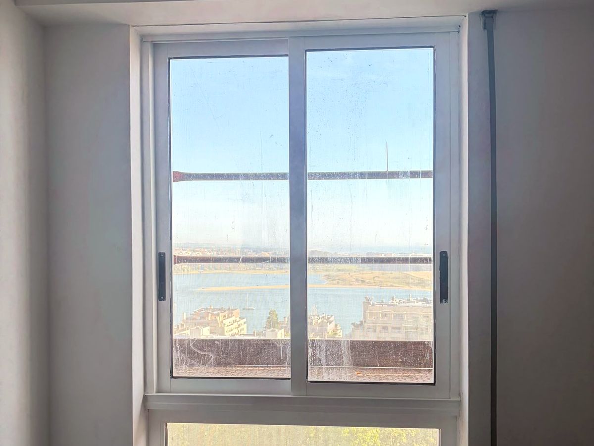 Em obra: caixilharia a ser lixada e pintada