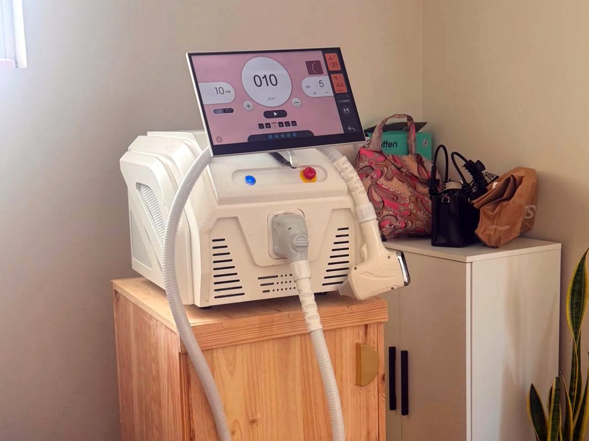 Móvel em pinho maciço à medida para apoiar a máquina de laser numa clínica