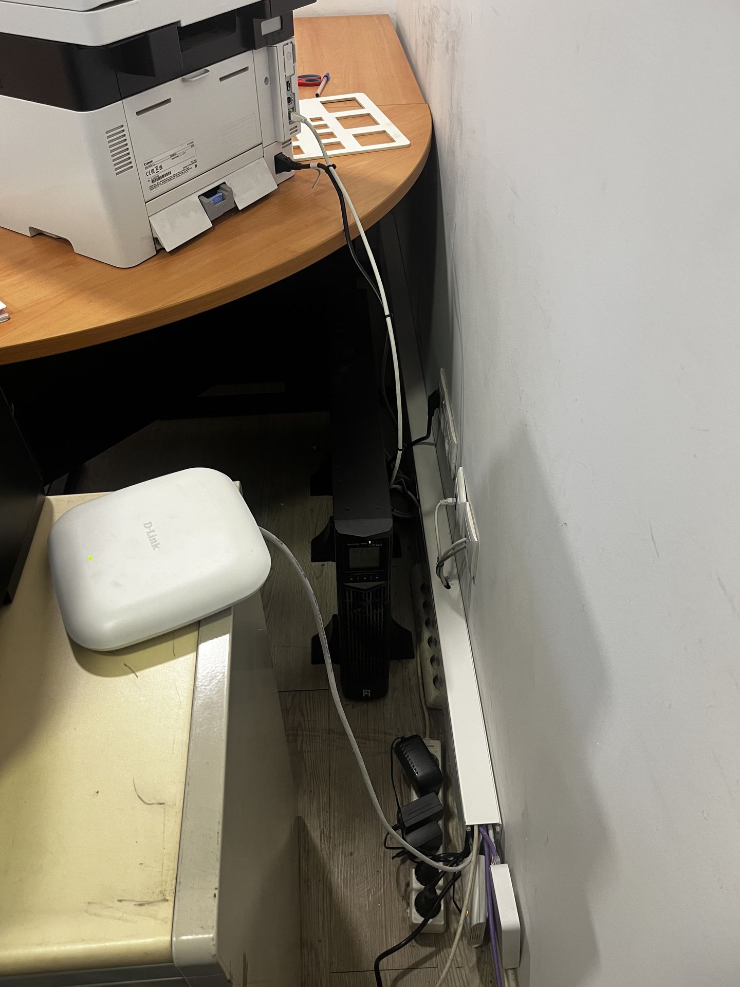 Ponto de acesso D-Link montado com cablagem organizada e UPS