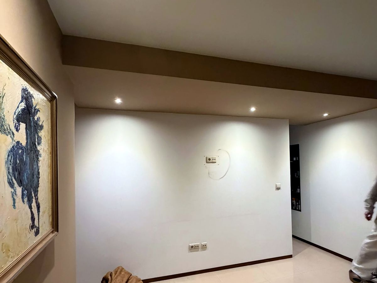 Antes: parede preparada com focos e caixas, TV ainda por instalar