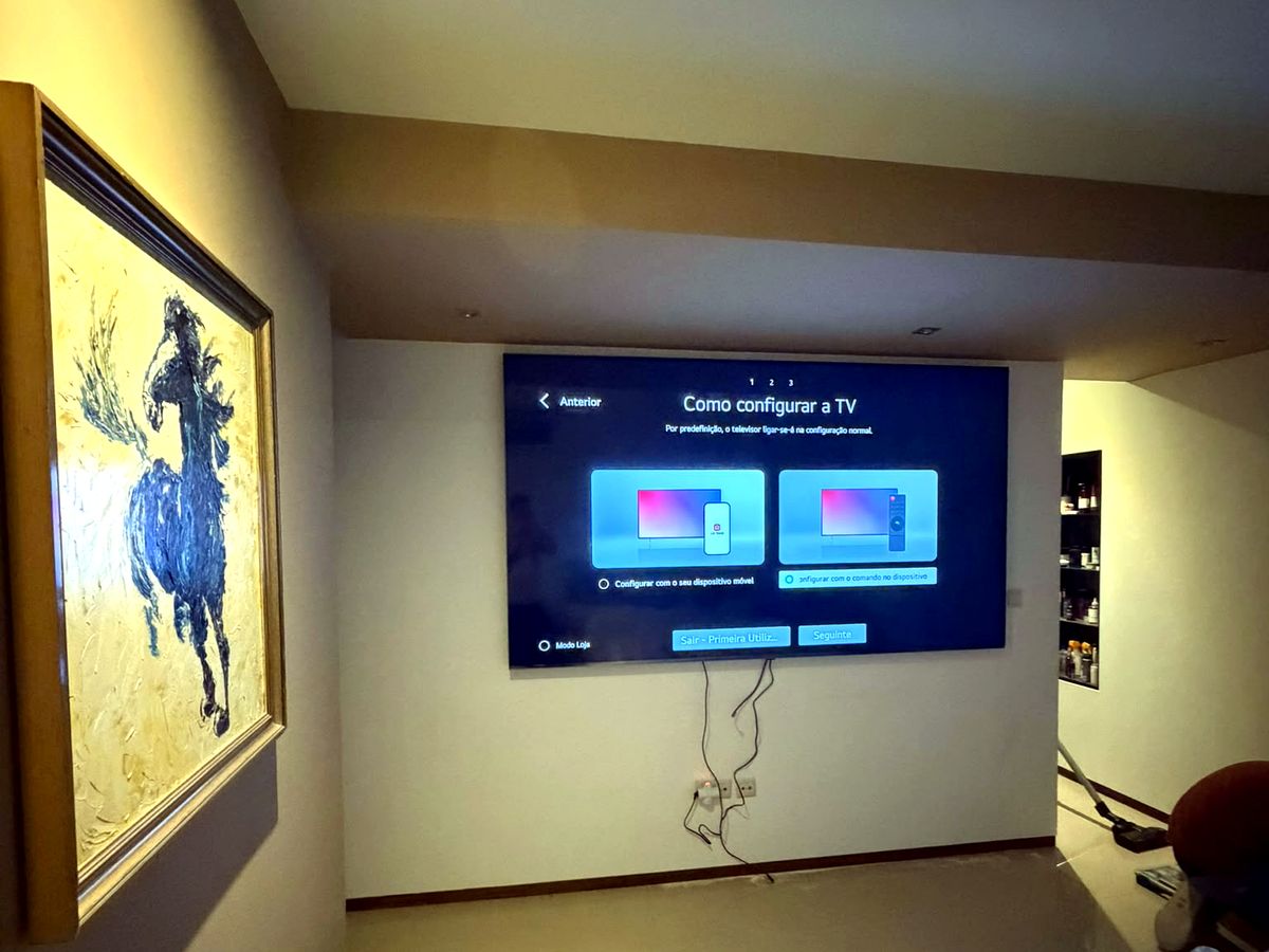 Televisor a ser configurado com ecrã de definições, obra em curso