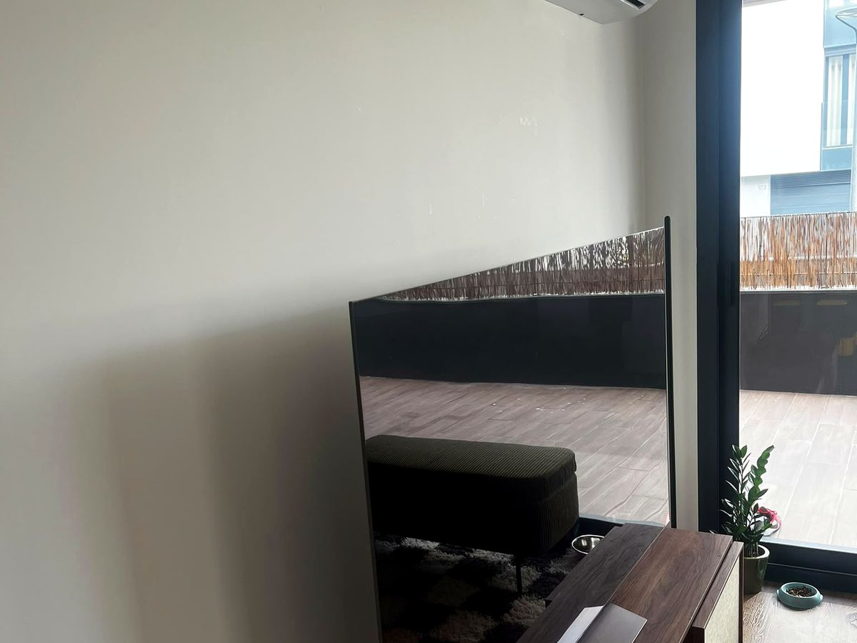 Antes: televisor pousado em cima do aparador