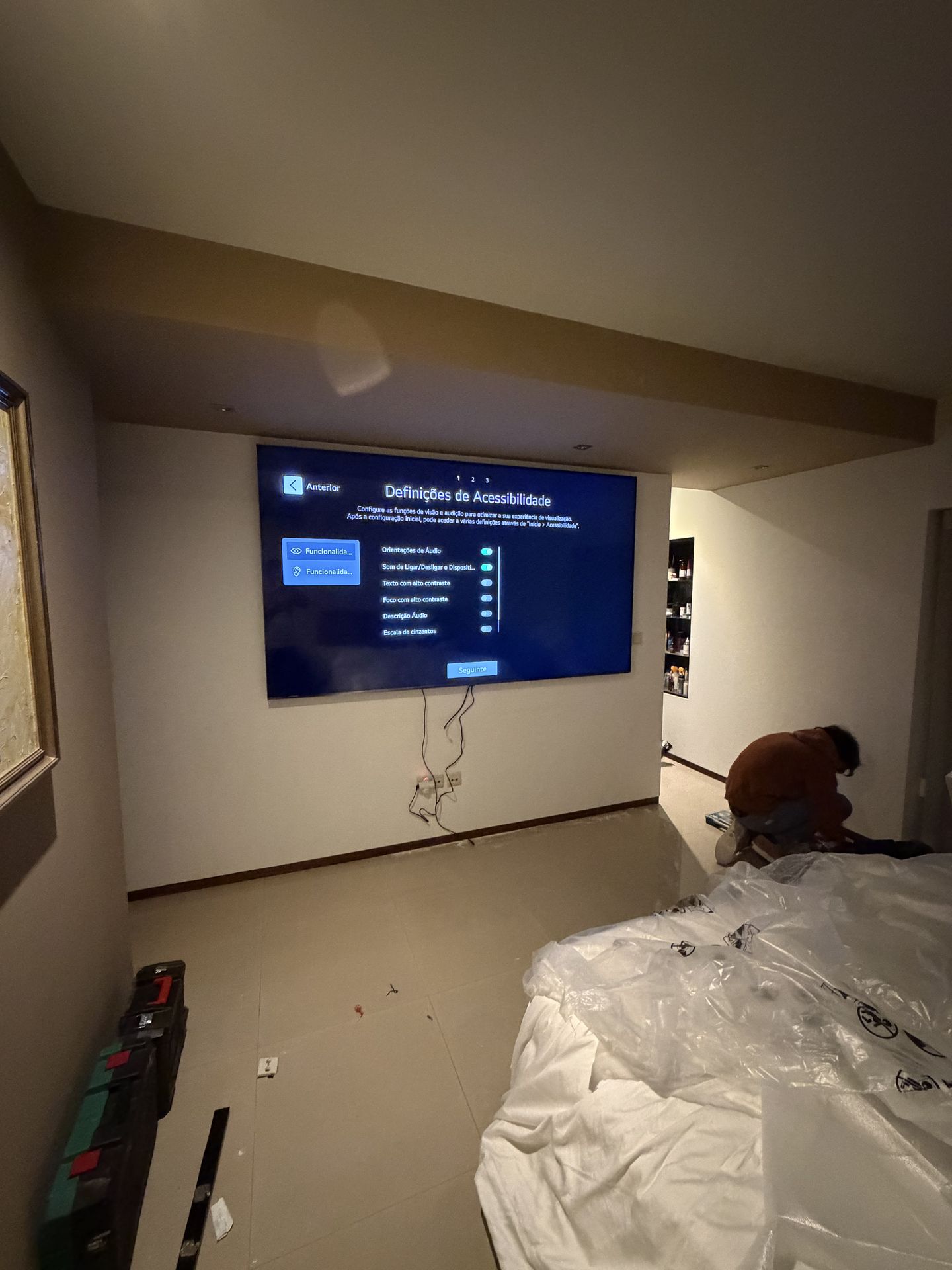 Obra da Dizarro: televisor montado com cablagem escondida numa sala